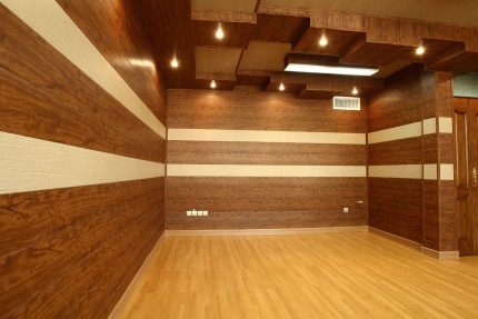 دیوارکوب و سقف چوبی